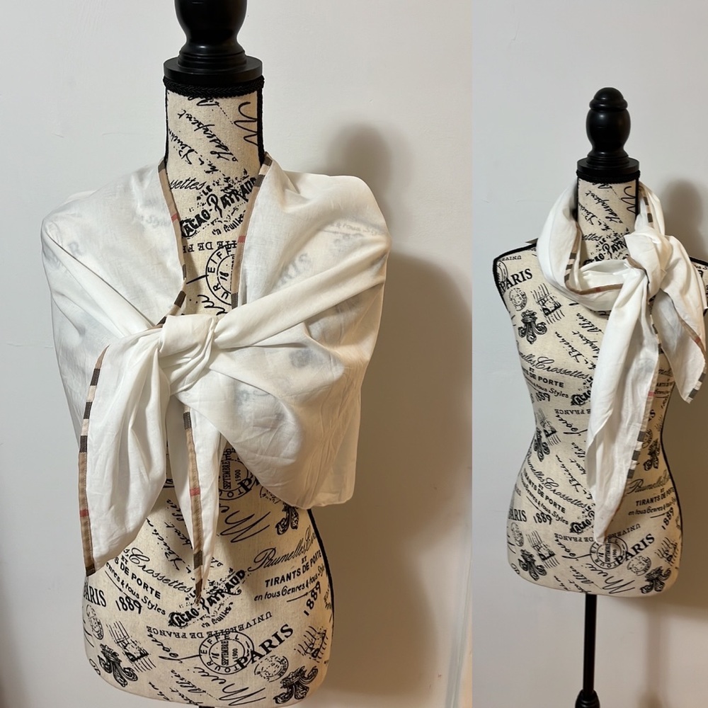 🥳Host Pick🥳⭐️NWT Authentic Burberry Wrap - Scarf⭐️